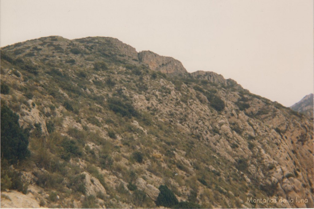Desde otra de las antecimas se observa el hombro y la cima sobre las paredes del Peña Gorda